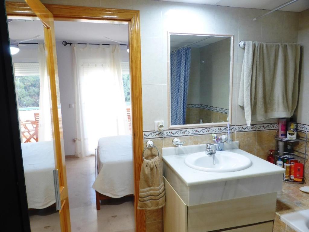 A bathroom at Apartamento con terraza, garaje y piscina a 350m playa