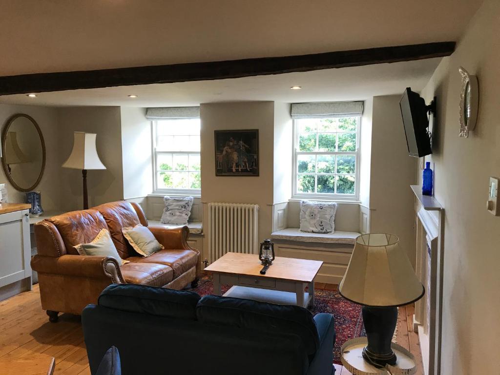 Monmouth House Apartments, Lyme Regis Old Town, dog friendly, parking - 