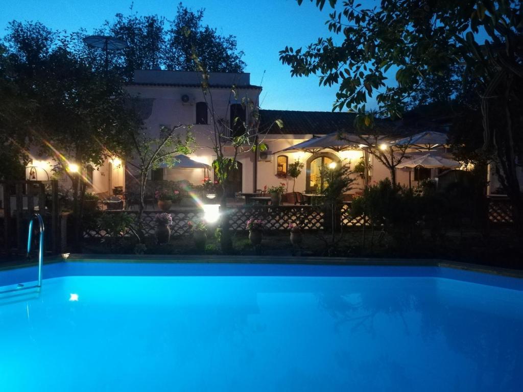 ein Pool vor einem Haus in der Nacht in der Unterkunft Agriturismo Terrenia in Trappitello