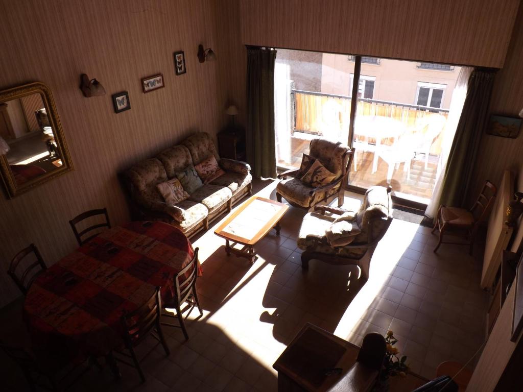 vistas panorámicas a una sala de estar con mesa y sillas en T3 très agréable, 2 terrasses, bien placé, en Amélie-les-Bains-Palalda