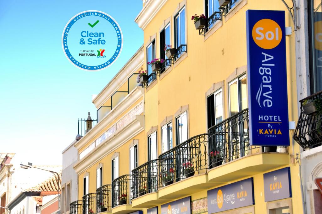 un panneau indiquant un hôtel situé sur le côté d'un bâtiment dans l'établissement Hotel Sol Algarve by Kavia, à Faro
