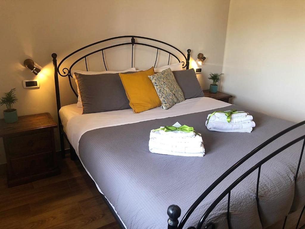 Llit o llits en una habitació de B&B Mandorla Amara