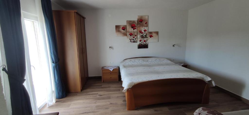 una piccola camera da letto con un letto e una finestra di Lino Apartments a Rovigno (Rovinj)