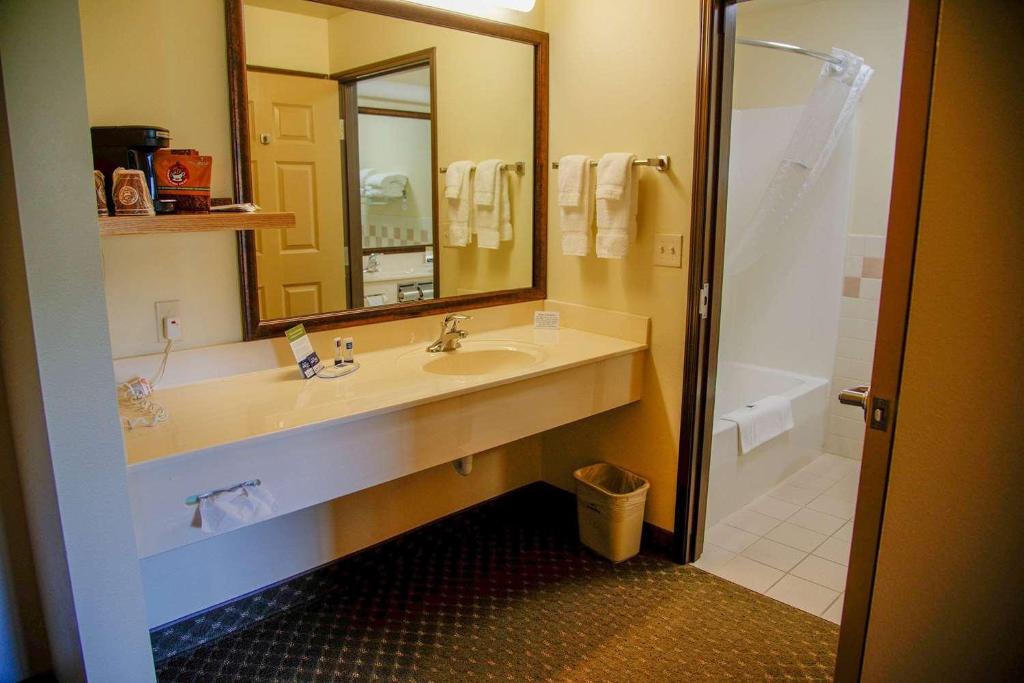 AmericInn by Wyndham Havre - Suite King Deluxe Com 1 Quarto - Não Fumador
