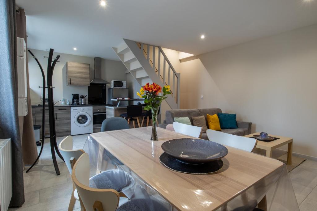 eine Küche und ein Wohnzimmer mit einem Tisch und Stühlen in der Unterkunft Entre Cher et Loire in Saint-Claude-de-Diray
