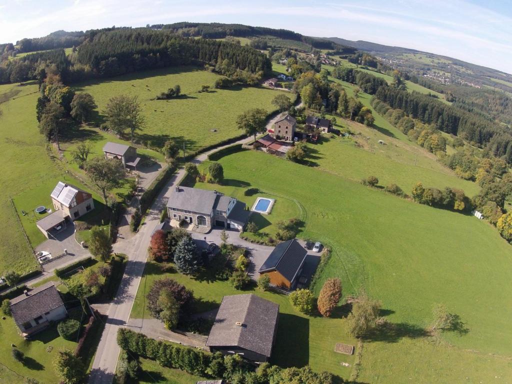 eine Luftansicht eines Hauses auf einem grünen Feld in der Unterkunft Le champ Madame in Stavelot