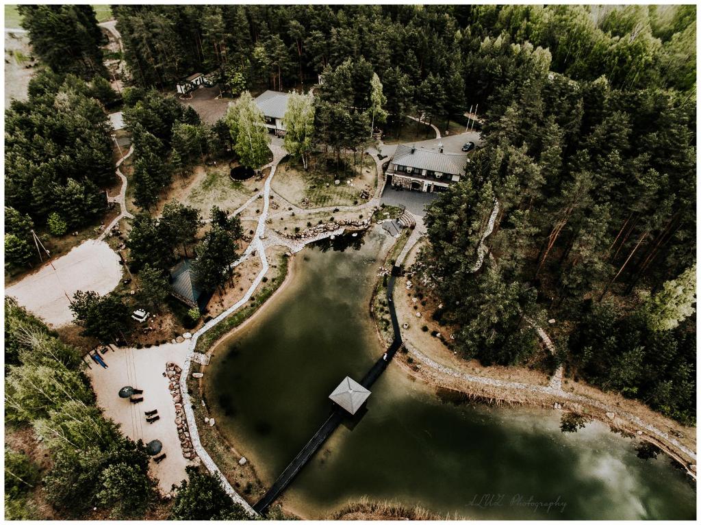 una vista aérea de un parque con un lago en Villa Valery - pajūrio dvasia dvelkianti oazė, en Kupriai