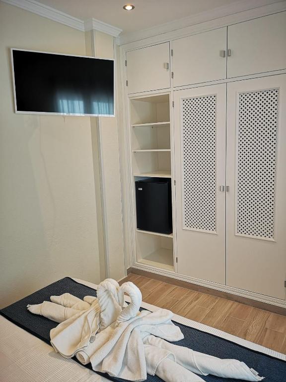 Telewizja i/lub zestaw kina domowego w obiekcie Hostal Costa De La Luz