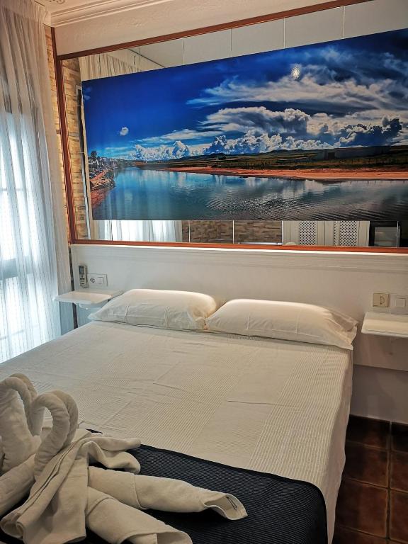 Łóżko lub łóżka w pokoju w obiekcie Hostal Costa De La Luz