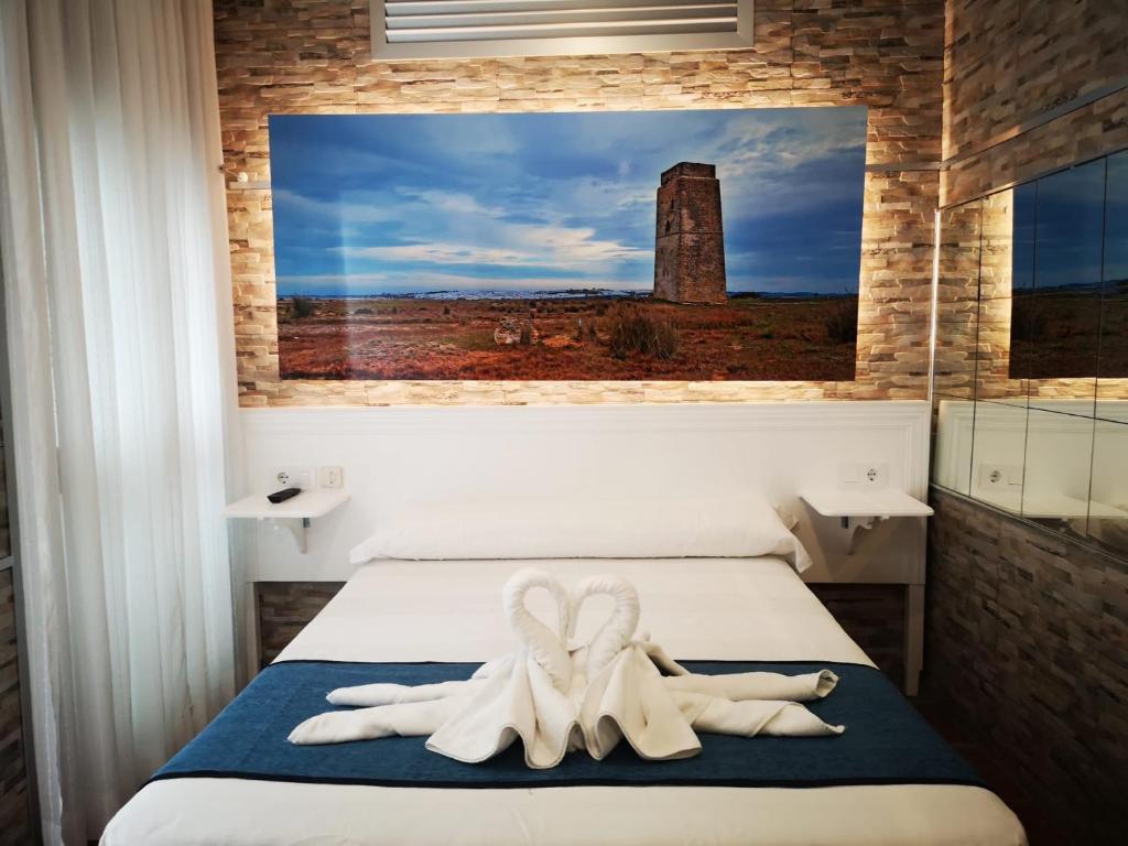 um quarto com duas toalhas numa cama em Hostal Costa De La Luz em Conil de la Frontera