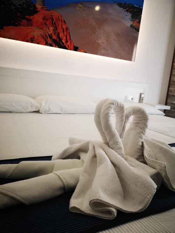 łóżko z ręcznikiem na górze w obiekcie Hostal Costa De La Luz w mieście Conil de la Frontera