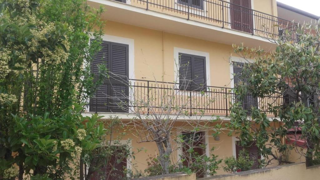 un immeuble d'appartements avec un balcon et des arbres dans l'établissement Casa Borrelli, à Cittadella del Capo