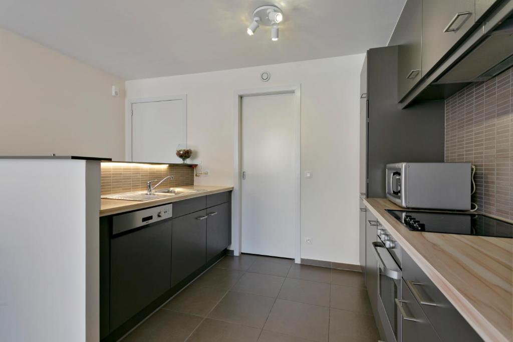 Kuchyň nebo kuchyňský kout v ubytování Lichtrijk appartement Oostende