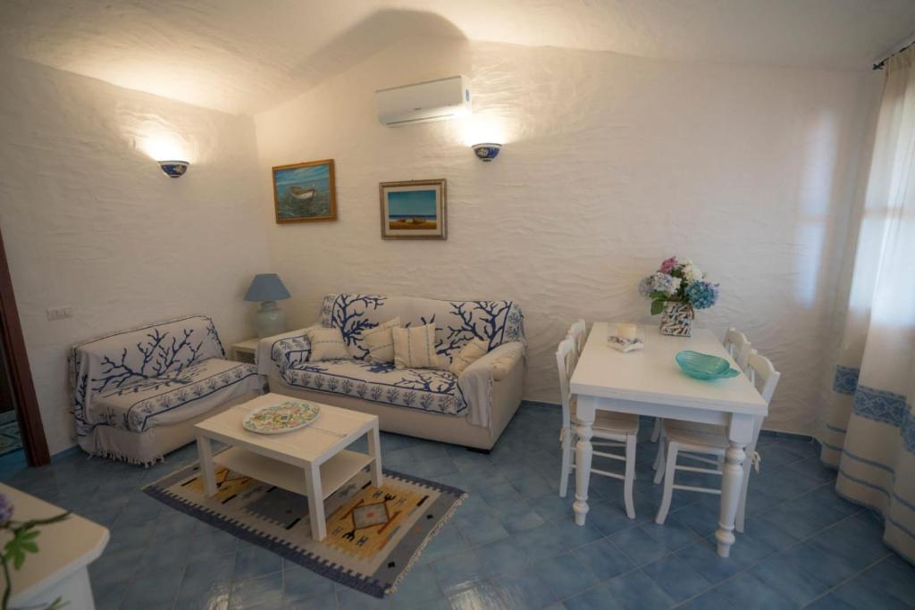 uma sala de estar com um sofá e uma mesa em Costa Smeralda Villetta indipendente vista mare em Porto Cervo