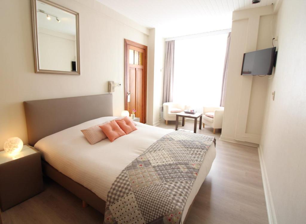 Een bed of bedden in een kamer bij Hotel Georges