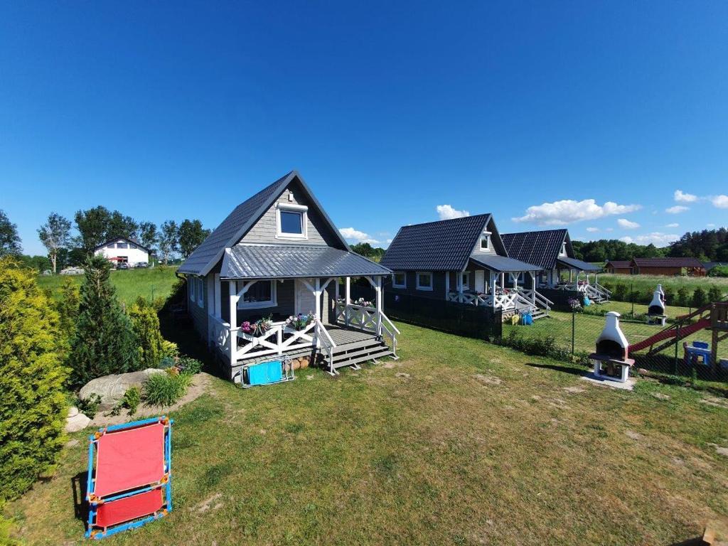 eine Luftansicht eines Hauses mit Hof in der Unterkunft Domek Aneczka Dębina in Dębina