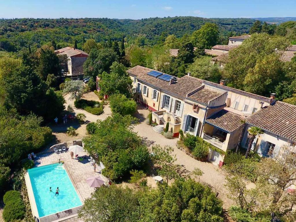 an aerial view of a house and a swimming pool at La Rougeanne in Moussoulens