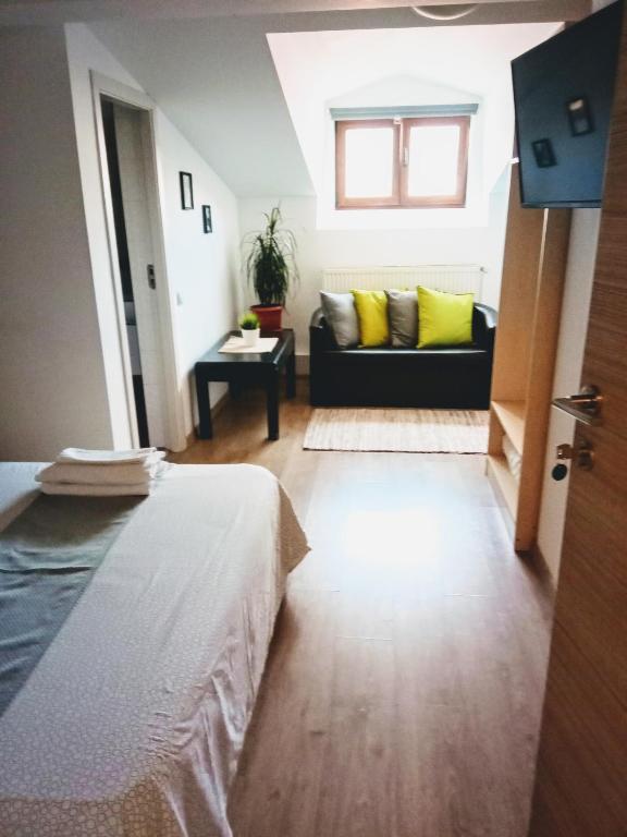 TV a/nebo společenská místnost v ubytování Central Guesthouse