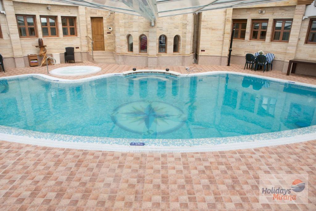 Bazén v ubytování HOLIDAYS MIRANA nebo v jeho okolí