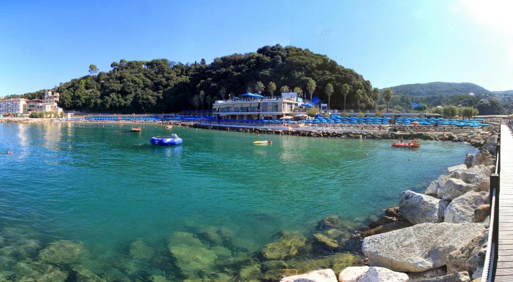 widok na zbiornik wodny z łodziami w nim w obiekcie Hotel San Terenzo w mieście Lerici