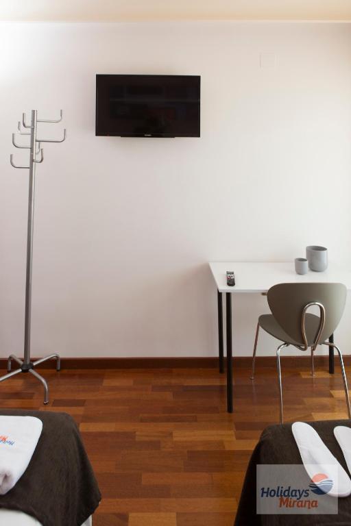 TV a/nebo společenská místnost v ubytování HOLIDAYS MIRANA
