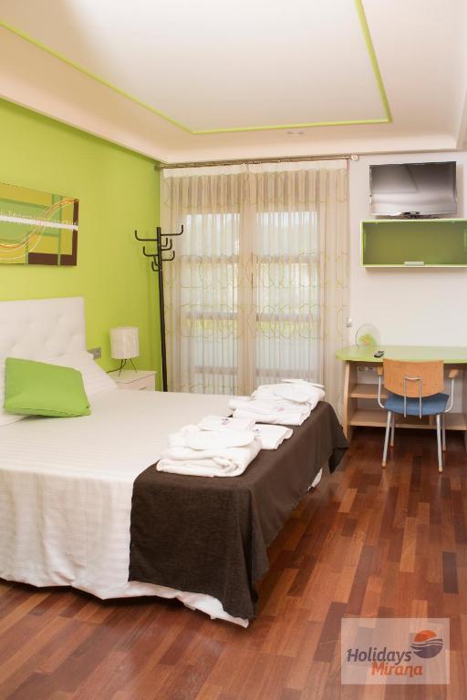 Postel nebo postele na pokoji v ubytování HOLIDAYS MIRANA