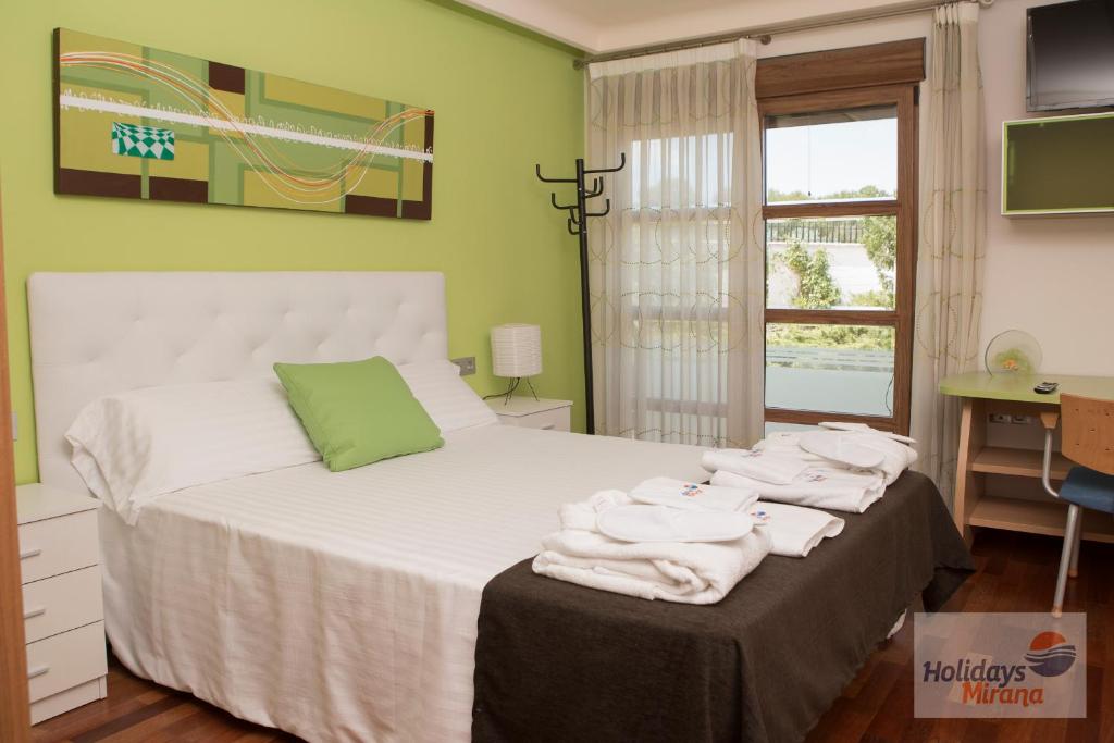 Postel nebo postele na pokoji v ubytování HOLIDAYS MIRANA