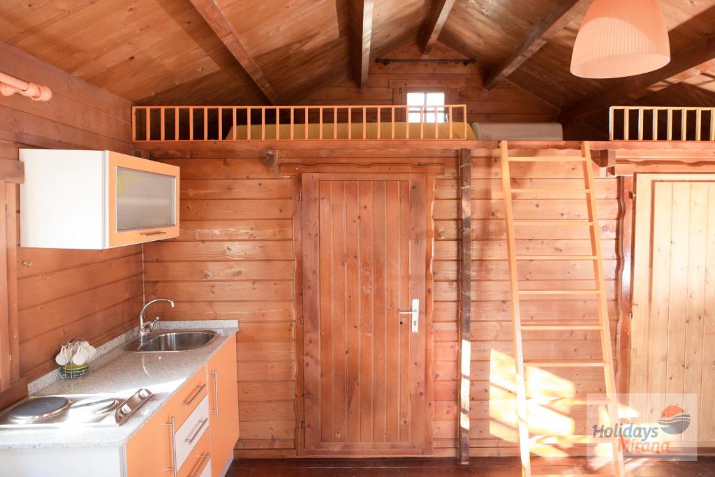 Kuchyň nebo kuchyňský kout v ubytování HOLIDAYS MIRANA