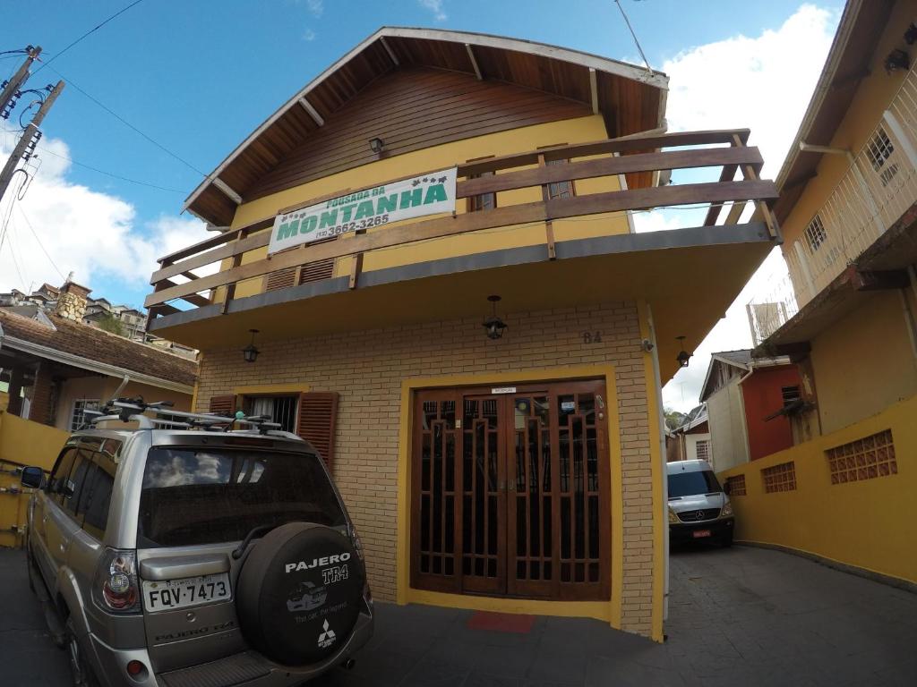 una minivan estacionada frente a un edificio en Pousada da Montanha, en Campos do Jordão