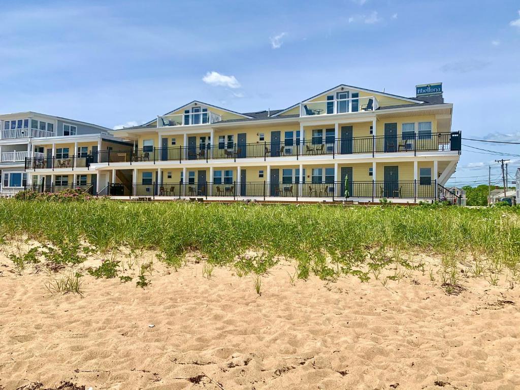 - un grand bâtiment sur la plage à côté du sable dans l'établissement Abellona Inn & Suites, à Old Orchard Beach