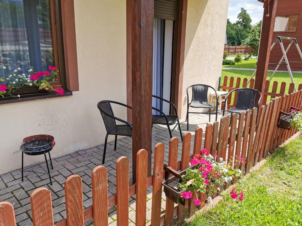 Ogród w obiekcie Okno na Śnieżkę, Apartament z 2 Łazienkami, tarasem, ogrodem, parkingiem i pięknym widokiem