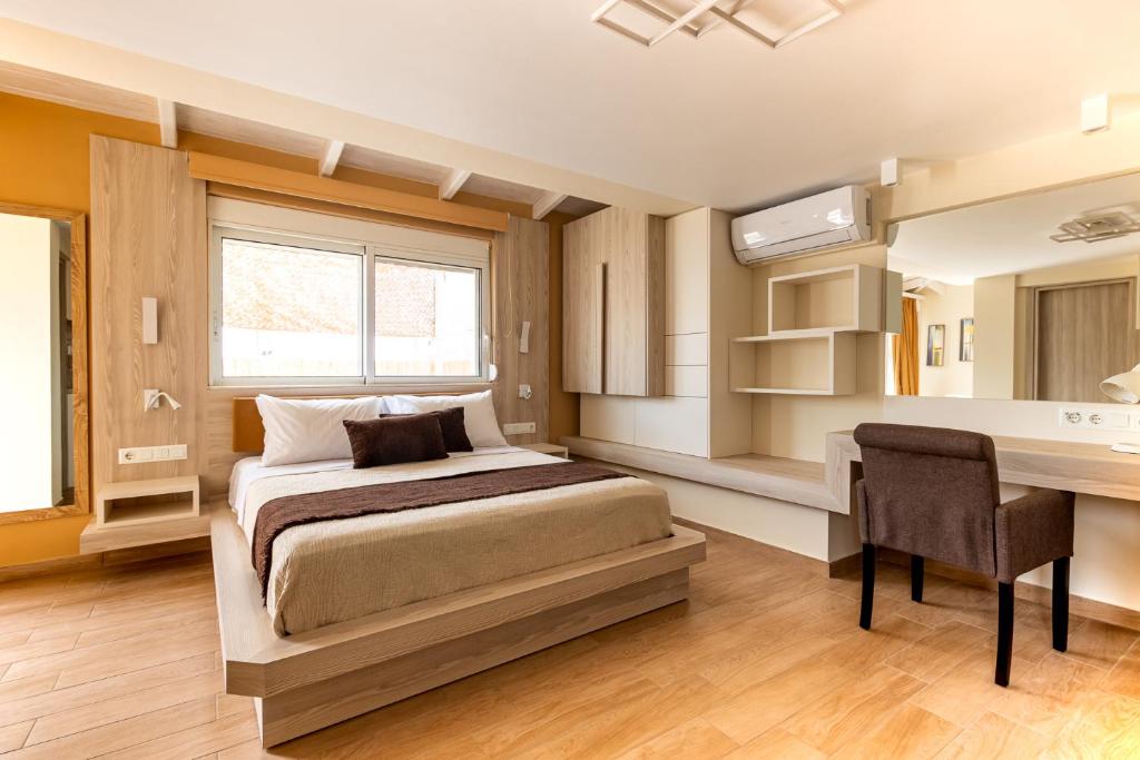 Schlafzimmer mit einem Bett, einem Schreibtisch und einem Schreibtisch in der Unterkunft BOUTiE Lagom, a KalamataStay Property in Kalamata