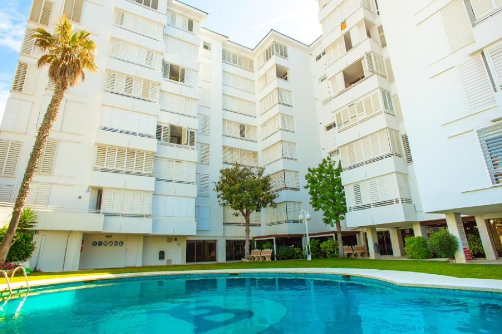 una piscina frente a un edificio en Apartment Bitacora FULLY RENOVATED 2023, en Lloret de Mar