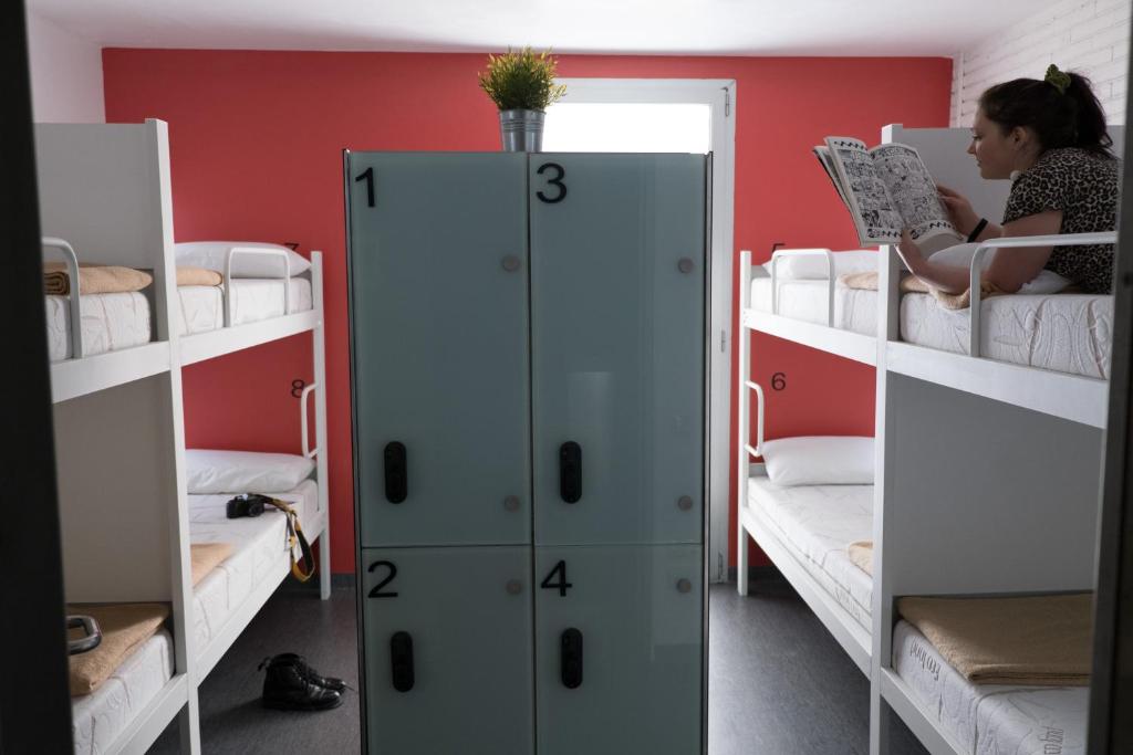 Våningssäng eller våningssängar i ett rum på HelloBCN Youth Hostel Barcelona