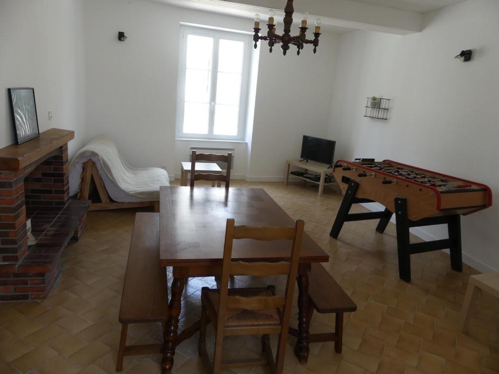 - un salon avec une table et un billard dans l'établissement Grand gite du Puy Lambert, à La Flocellière