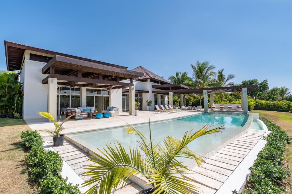 una imagen de una villa con piscina en Unique Private Villa with Pools and Golf Cart en La Romana