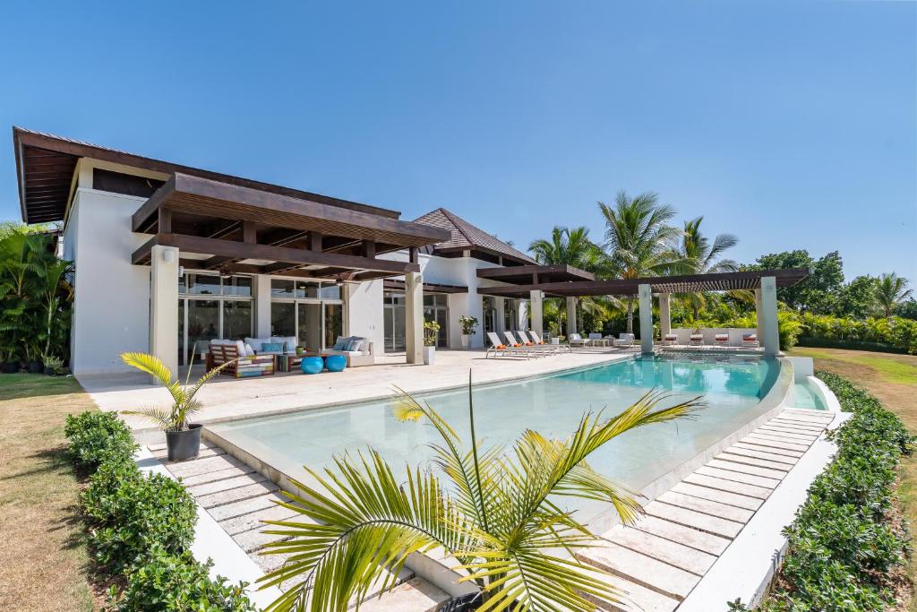 Фото Unique Private Villa With Pools And Golf Cart