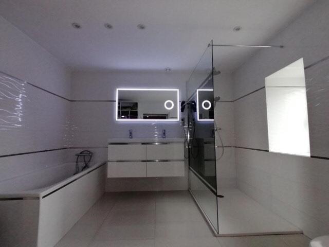 ein Badezimmer mit einer Badewanne, einem Waschbecken und einem Spiegel in der Unterkunft Lescarot in Saint-Jean-de-Duras