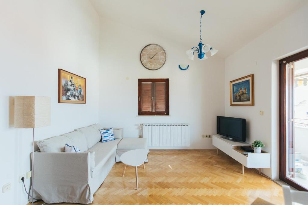 Televízia a/alebo spoločenská miestnosť v ubytovaní Hello Crikvenica Apartment