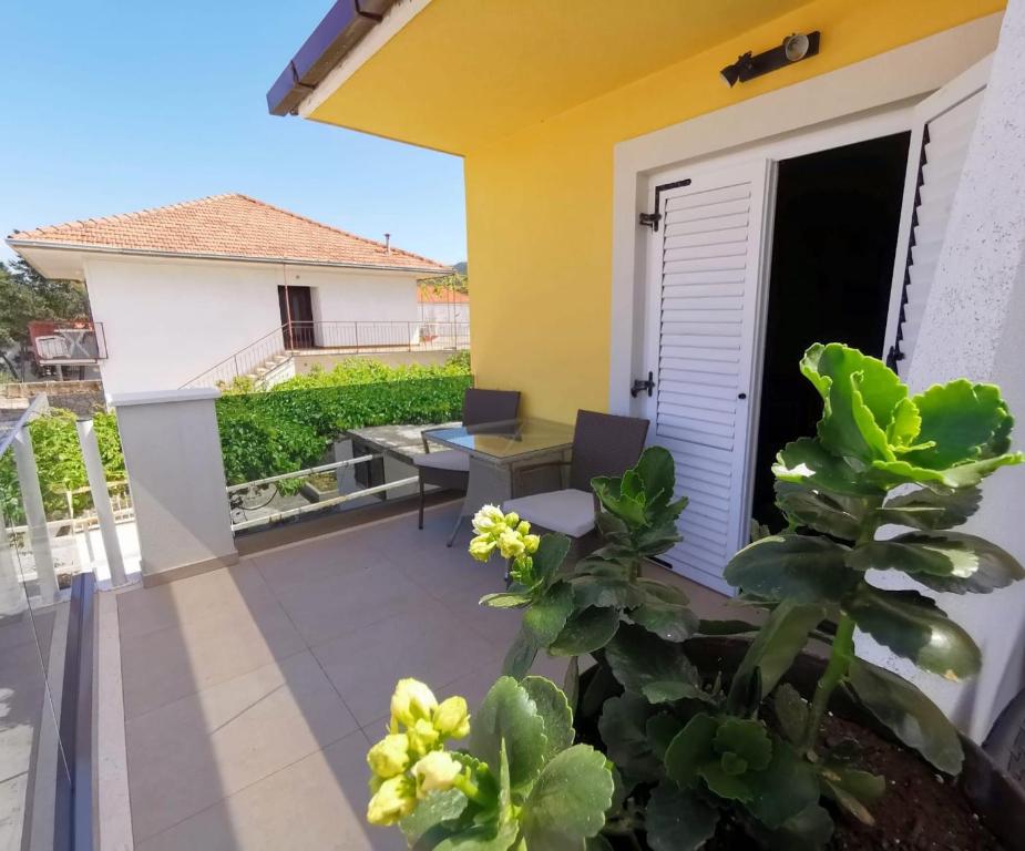 Vonkajšia záhrada v ubytovaní Jelsa View Apartments