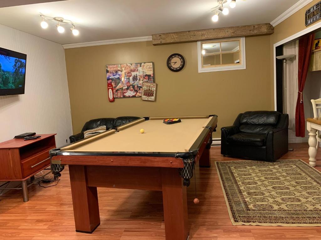 a living room with a pool table in it at Le 154 Jacques-Cartier in Gaspé
