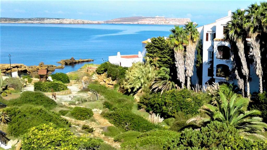 una vista aerea di una casa e dell'oceano di Casa Cristalina Menorca a Fornells