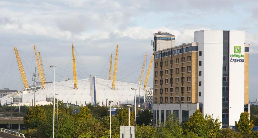 un edificio con un cartello sopra accanto a un edificio di Holiday Inn Express London Greenwich, an IHG Hotel a Londra