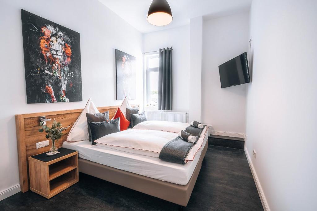 um quarto com uma cama e uma televisão na parede em Sleep Point em Bremen