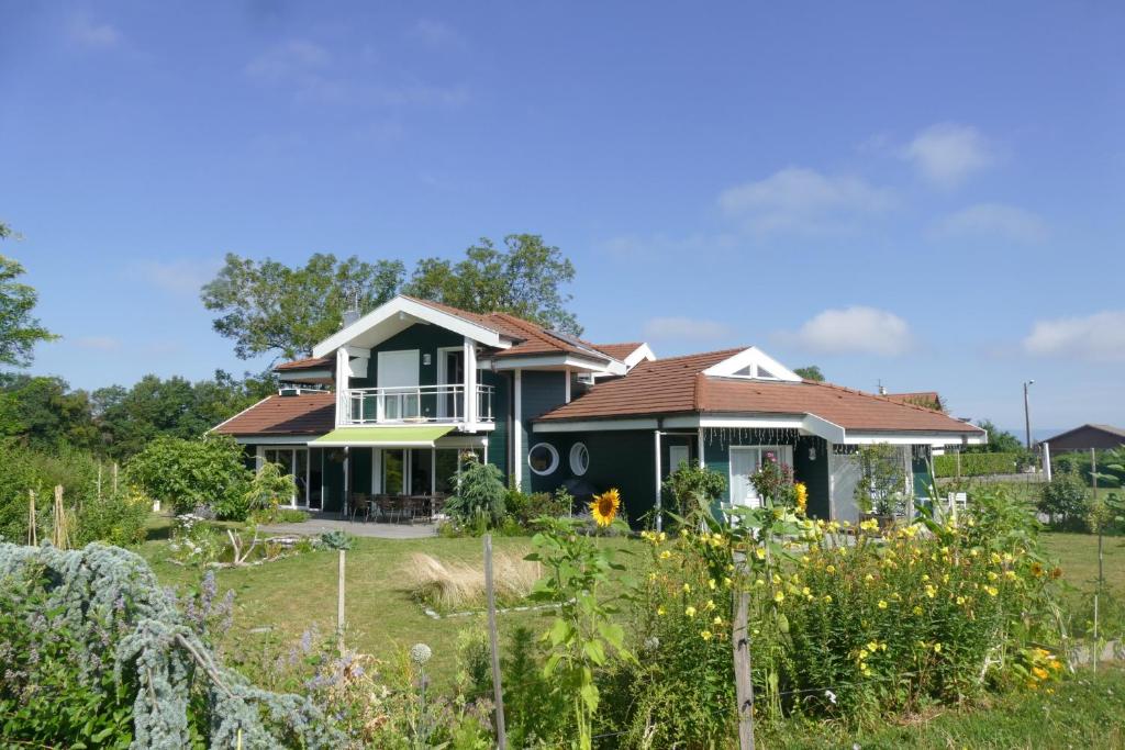 a house with a garden in front of it at Entre montagnes et lac in Armoy