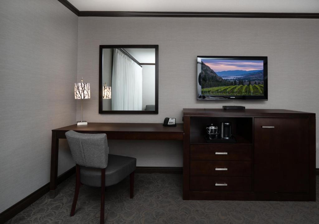 TV a/nebo společenská místnost v ubytování Prestige Vernon Hotel