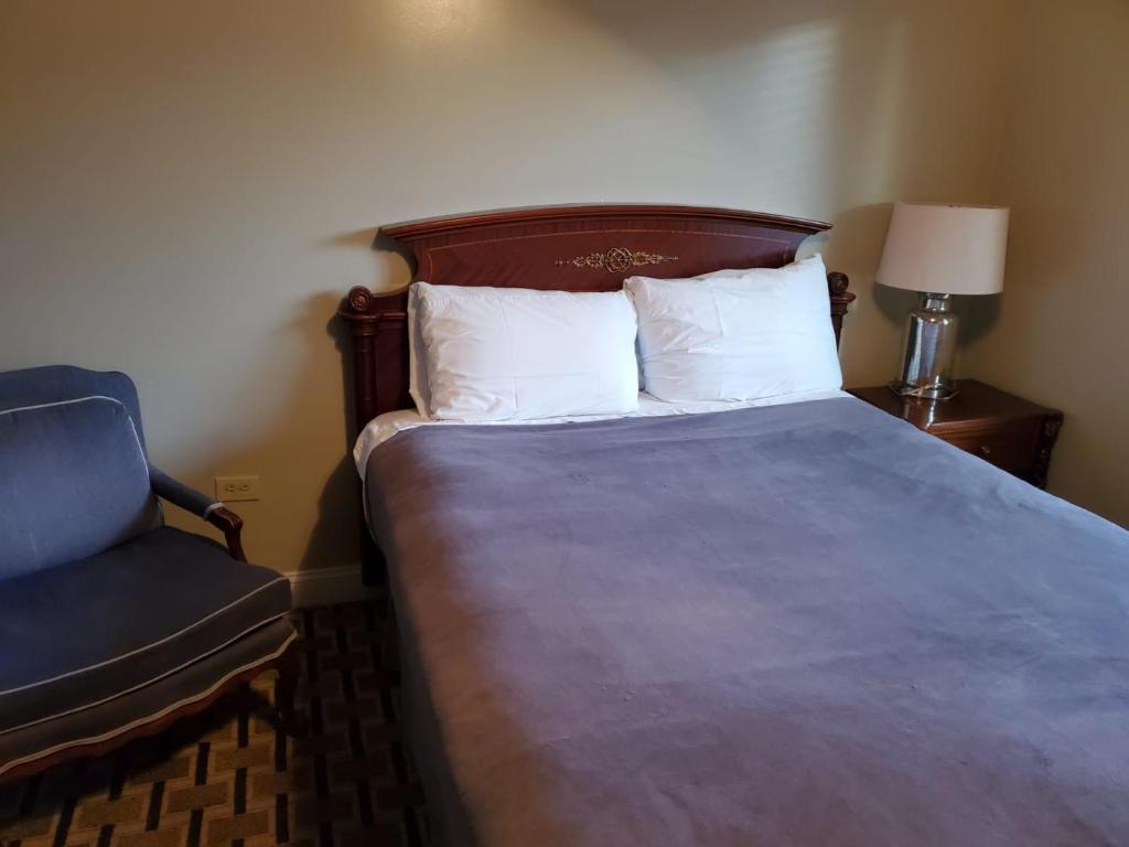 Postel nebo postele na pokoji v ubytování Golden Gate Lodging