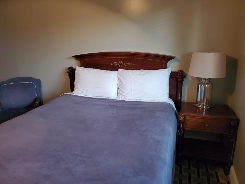 Postel nebo postele na pokoji v ubytování Golden Gate Lodging