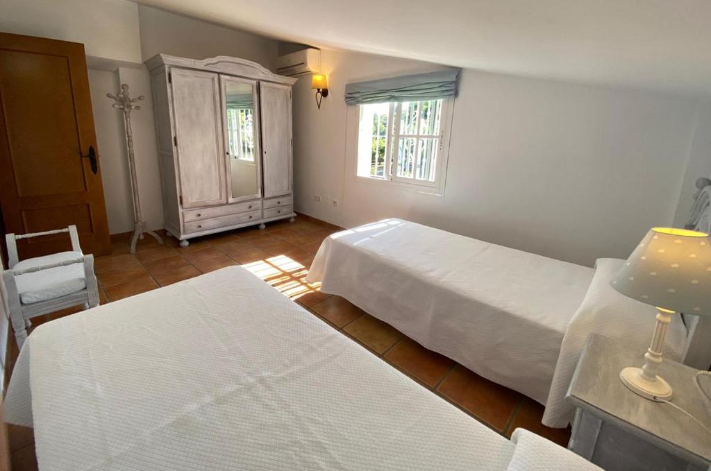 Postel nebo postele na pokoji v ubytování Villa las Tinajas Luxury