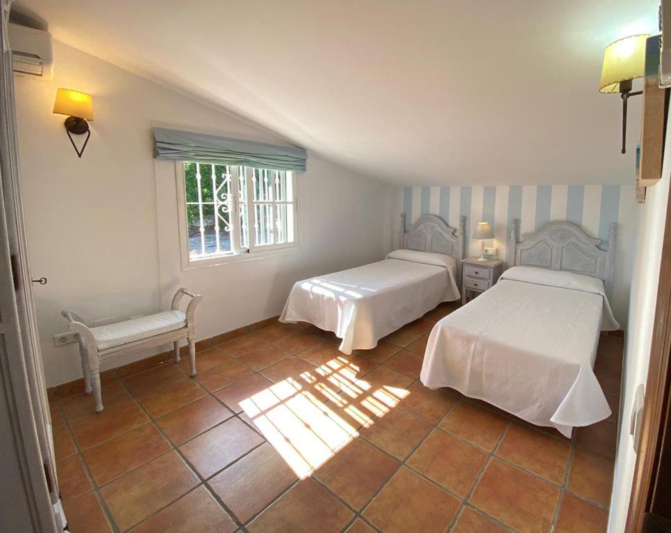 Postel nebo postele na pokoji v ubytování Villa las Tinajas Luxury